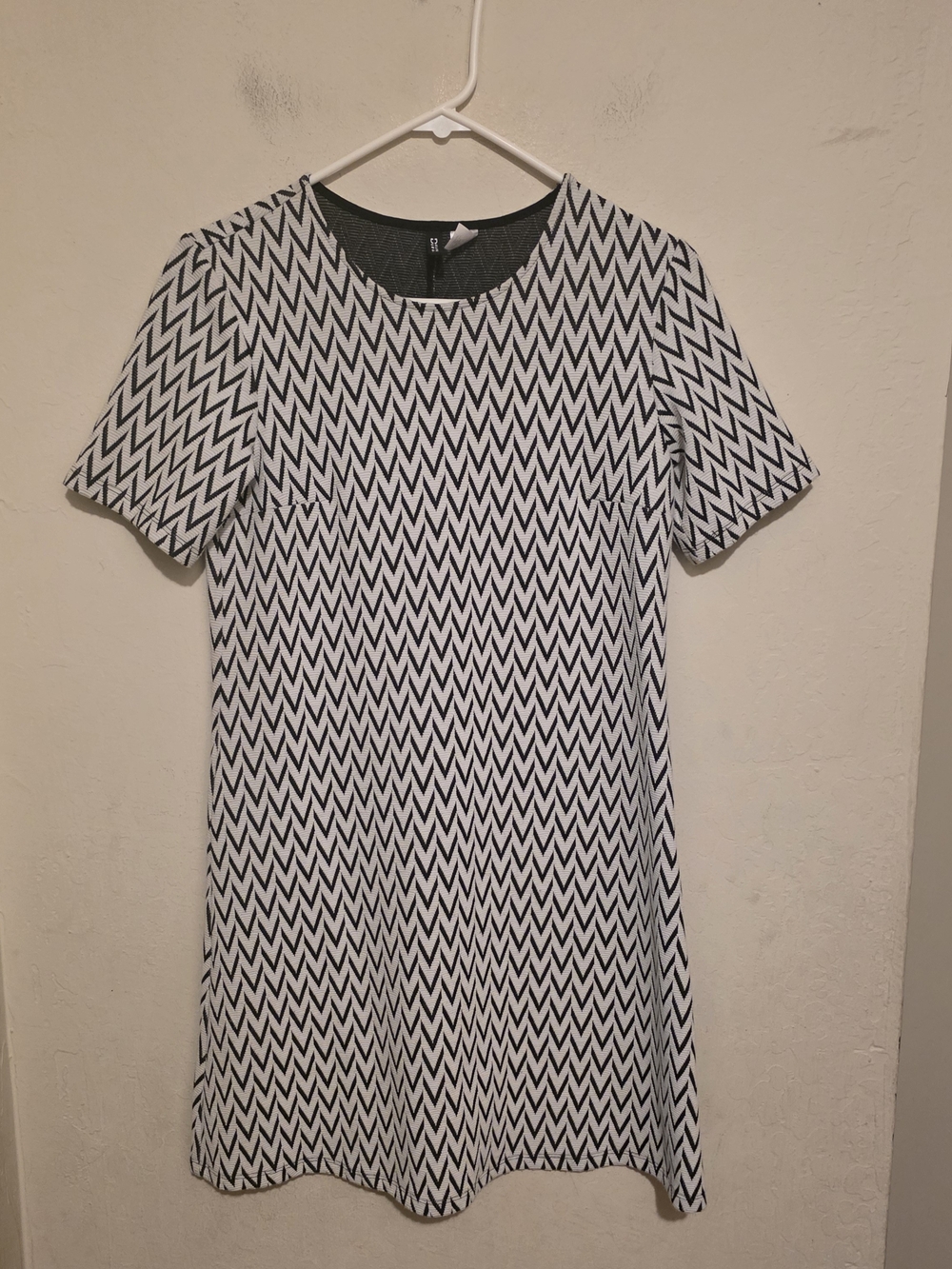 Divided H&M Black & White Chevron Shift Dress Size 4